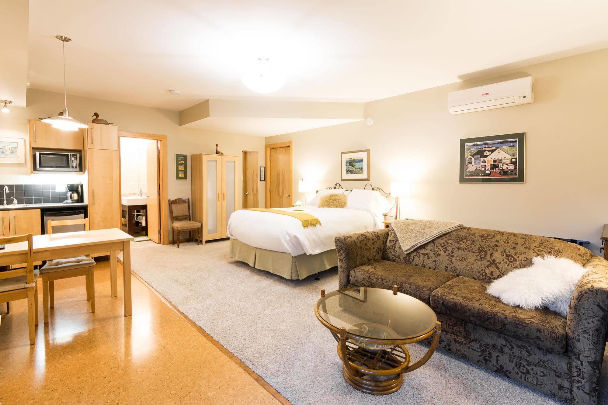 Cormier'S Studio Guest Suites Penticton Buitenkant foto