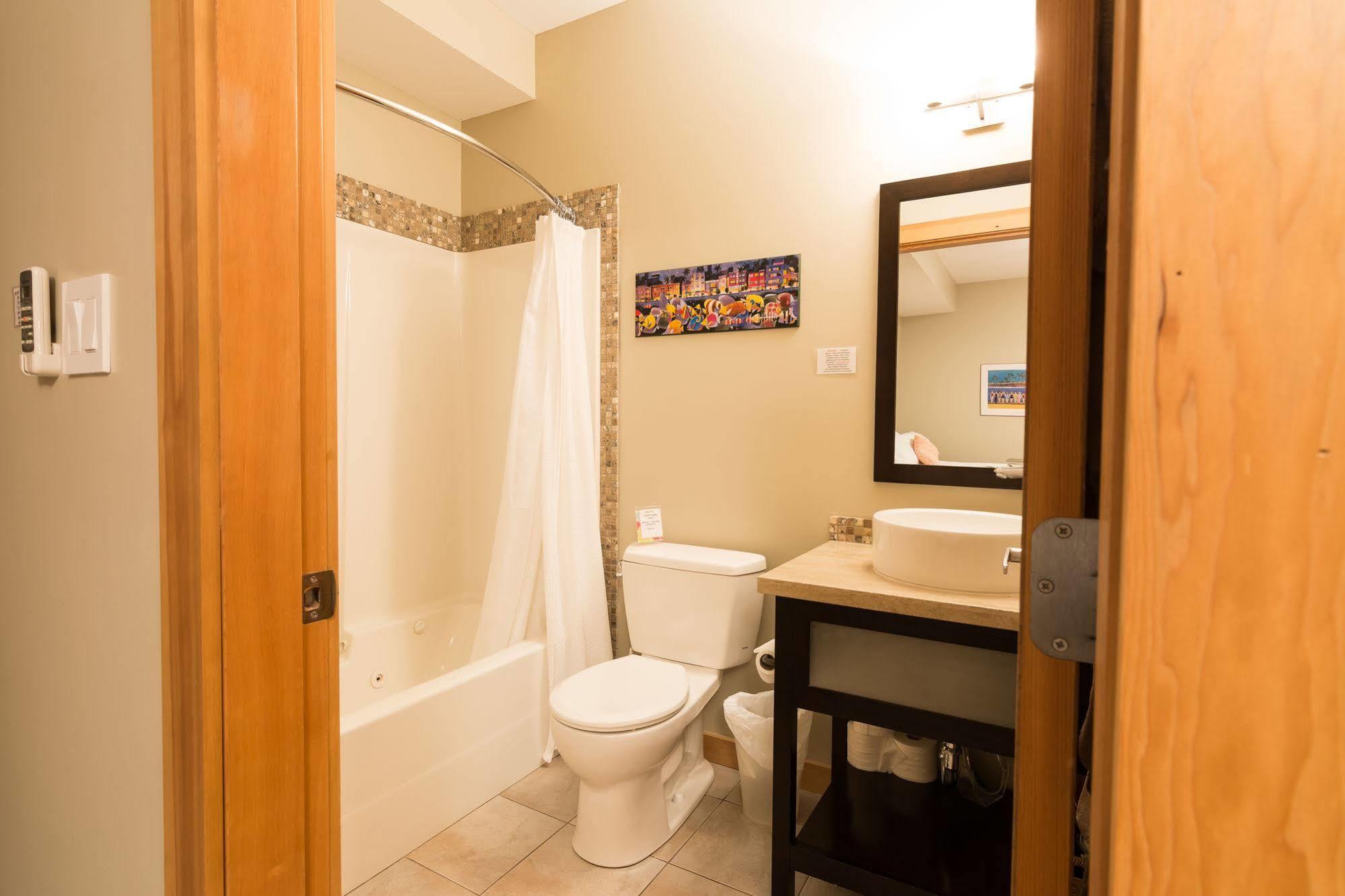 Cormier'S Studio Guest Suites Penticton Buitenkant foto