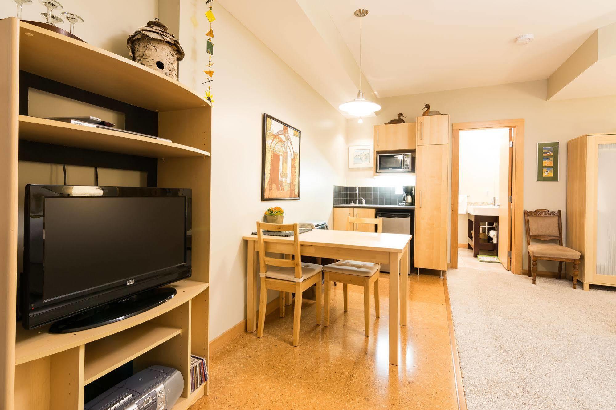 Cormier'S Studio Guest Suites Penticton Buitenkant foto